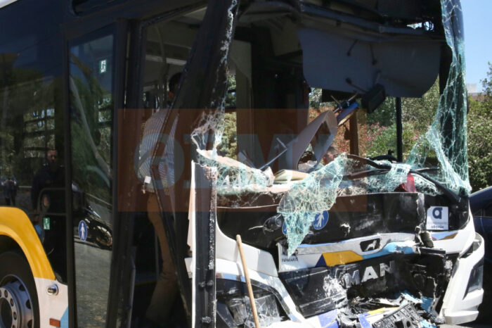 Συγκρούστηκαν δύο λεωφορεία στη Λεωφόρο Καραμανλή στη Βούλα - Τουλάχιστον 47 τραυματίες, ανάμεσά τους 12 ανήλικοι