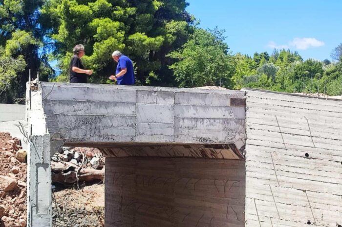 Συνεχίζονται οι εργασίες για την κατασκευή της γέφυρας στο Κρυόρεμα