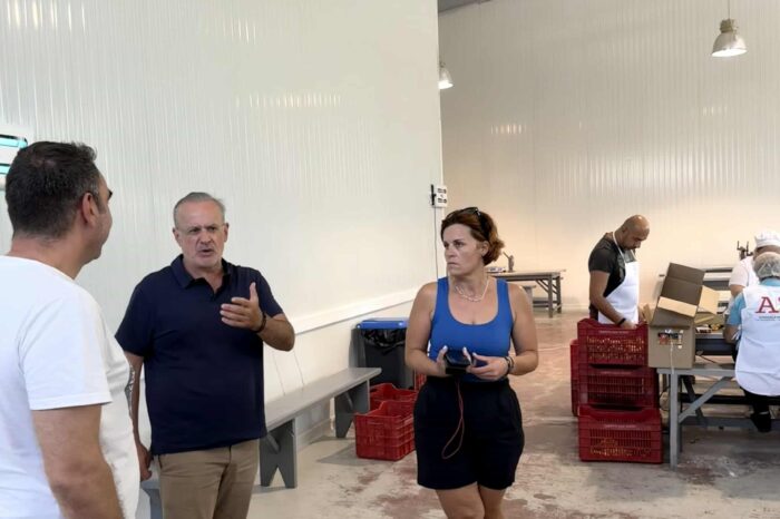 Ζεμπίλης από Ιστιαία: Τον Οκτώβριο θα καταβληθούν αποζημιώσεις 2 εκατ. ευρώ στους συκοπαραγωγούς της Εύβοιας. Επίσκεψη σε συσκευαστήριο σύκων