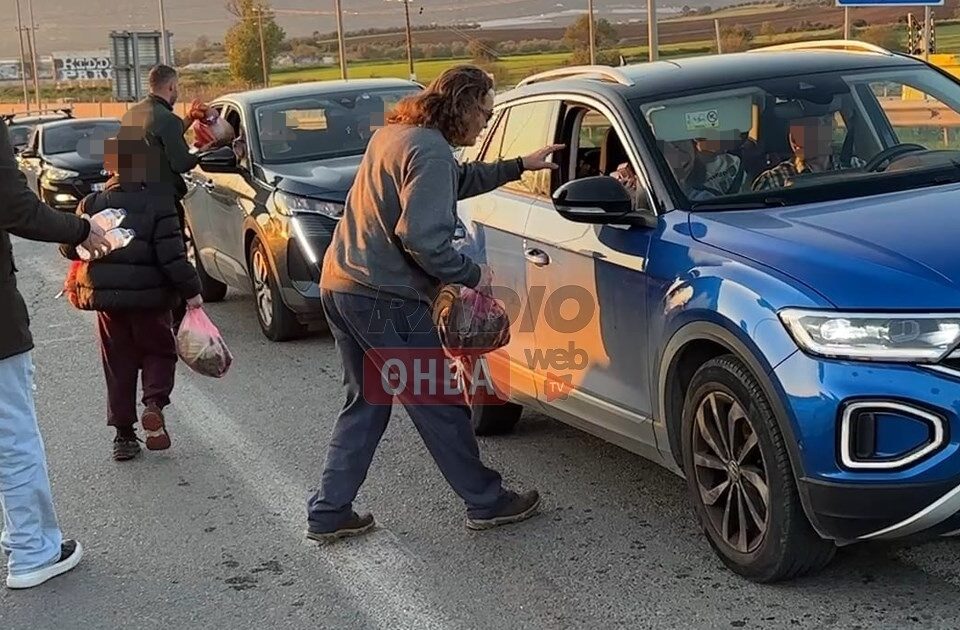 Οι αγρότες της Θήβας μοίρασαν αγροτικά προϊόντα σε διερχόμενους οδηγούς στη Ριτσώνα