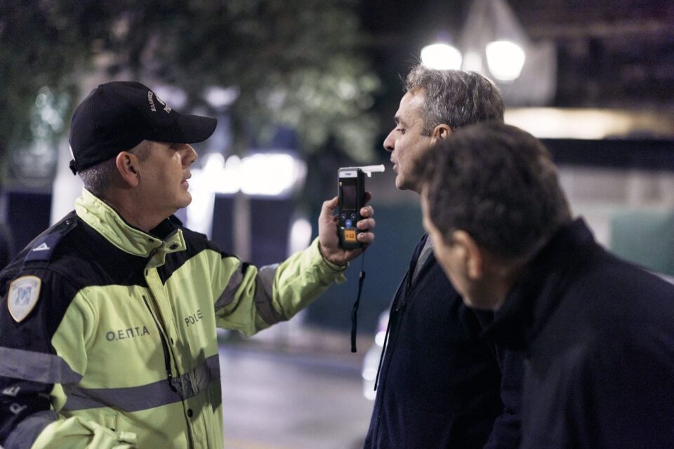 Μητσοτάκης: Σε μπλόκο της Τροχαίας για αλκοτέστ το βράδυ – «Εδώ κυριολεκτικά σώζουμε ζωές»