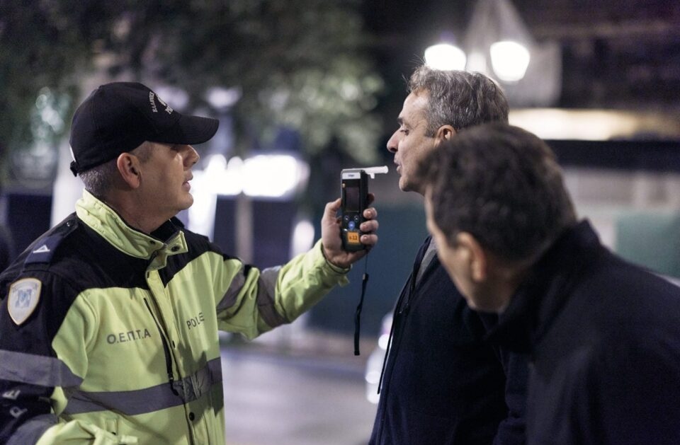 Μητσοτάκης: Σε μπλόκο της Τροχαίας για αλκοτέστ το βράδυ – «Εδώ κυριολεκτικά σώζουμε ζωές»