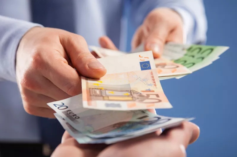 Κατώτατος Μισθός: Τι σημαίνει η αύξηση στα 920 ευρώ