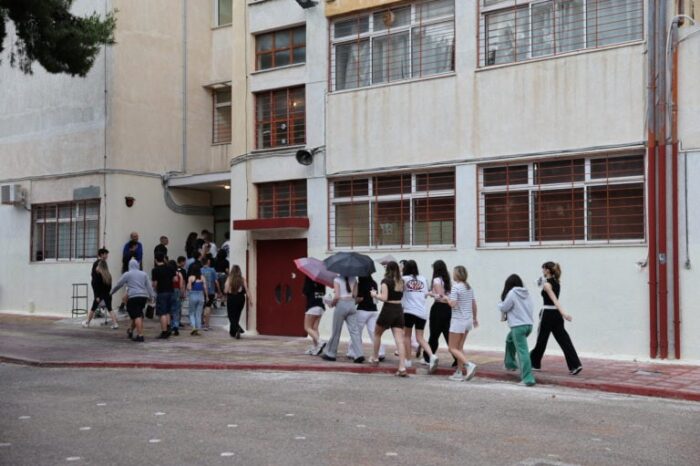 Πανελλήνιες: Πρεμιέρα σήμερα, με Νεοελληνική Γλώσσα και Λογοτεχνία για τους μαθητές των ΓΕΛ – Τι ισχύει για τα κινητά